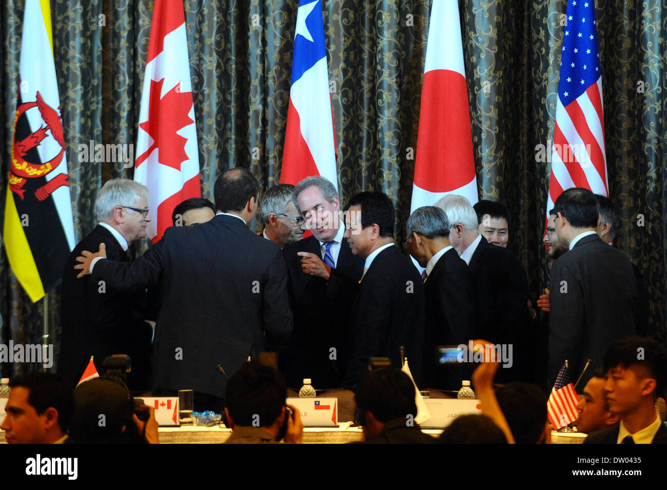 Singapore. 25 feb 2014. I ministri del commercio e rappresentanti partecipano alla conferenza stampa dopo la Partnership Trans-Pacific (TPP) riunione ministeriale di Singapore, Feb 25, 2014. I ministri e i rappresentanti dei 12 paesi partecipanti nell'ambizioso ma controverso partenariato Trans-Pacific Credito: TPP) parla non è riuscito a raggiungere un accordo su Martedì dopo quattro giorni di incontri a Singapore, lasciando accesso al mercato come una delle principali lacune. (Quindi Chih Wey/Xinhua/Alamy Live News Foto Stock