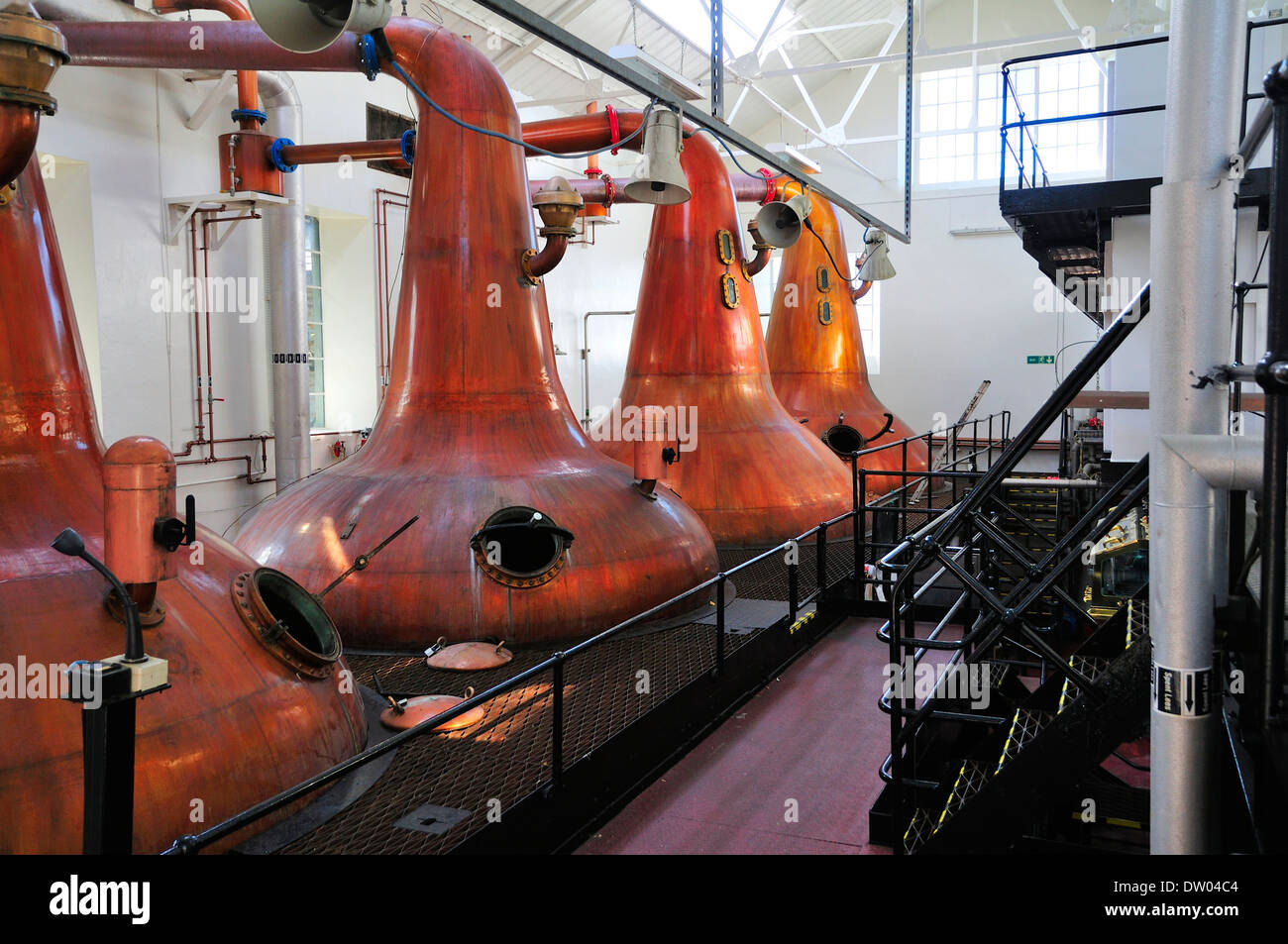 Alambicchi di rame nella distilleria di whisky Highland Park Distillery, Kirkwall, Continentale, Orkney, Scotland, Regno Unito Foto Stock