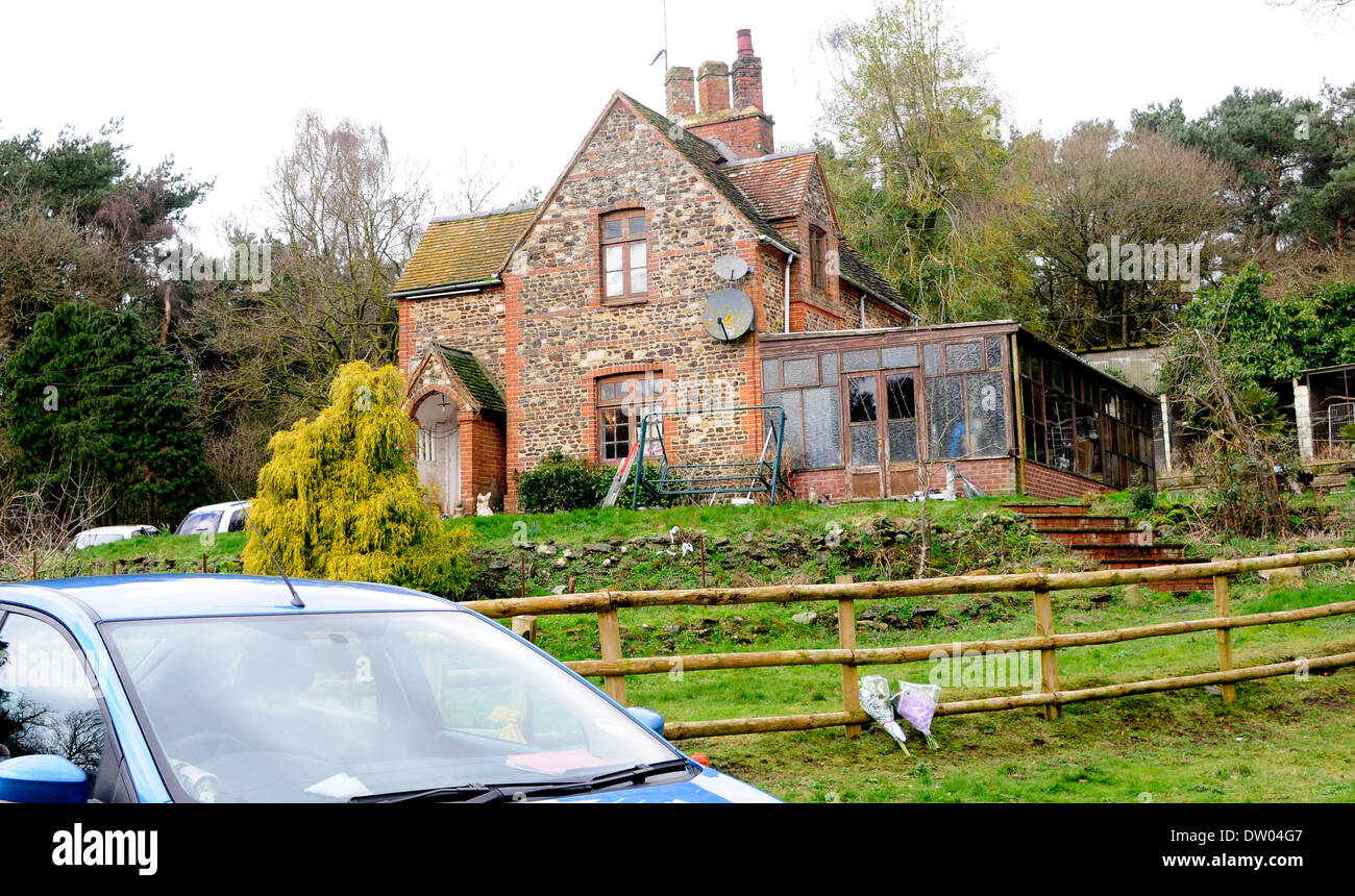 Farnham, Surrey, Regno Unito. Il 25 febbraio 2014. Scena di fine settimana tiri a Farnham, Surrey. Il corpo di una donna nel suo 60s è stato trovato all'interno della proprietà mentre il corpo di una donna nel suo 40s è stato trovato al di fuori vicino all'animale penne. 3 cani pastore tedesco e un labrador sono stati trovati anche shot - sono stati rimossi dall'RSPCA. Credito: Peter Phillips/Alamy Live News Foto Stock