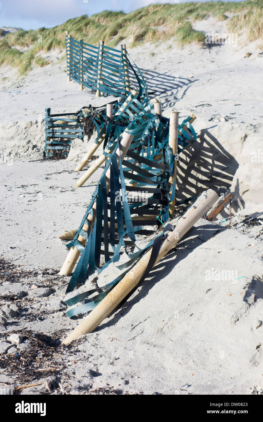 Inghilterra, West Sussex, West Wittering. Fascette in plastica non riescono a impedire che il mare da erodere le dune di sabbia a seguito delle tempeste Foto Stock