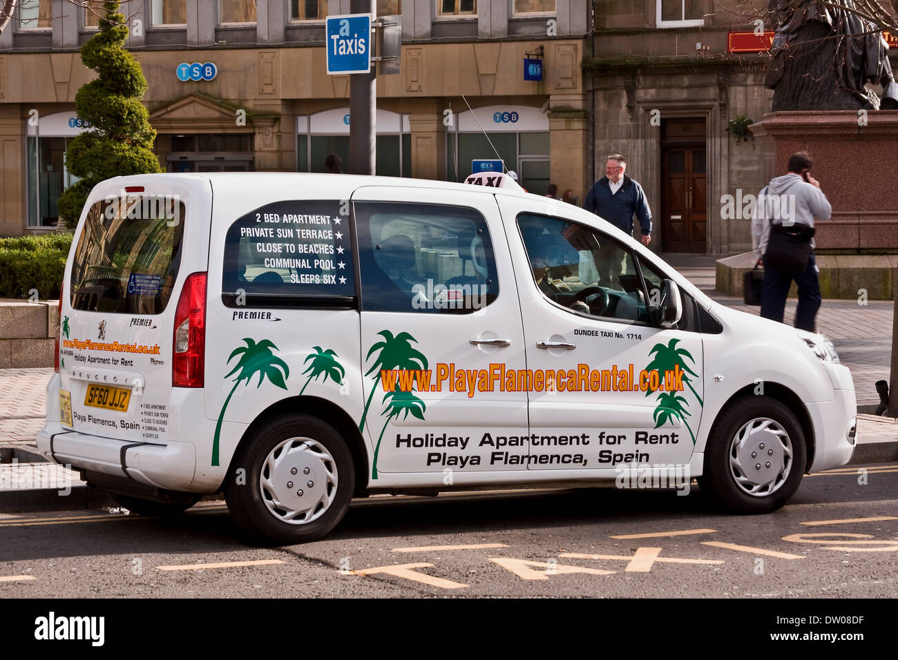 Consiglio di città con Taxi visualizzazione "Playa Flamenca Affitto vacanze Appartamenti in Spagna' annuncio in tutto il veicolo a Dundee, Regno Unito Foto Stock
