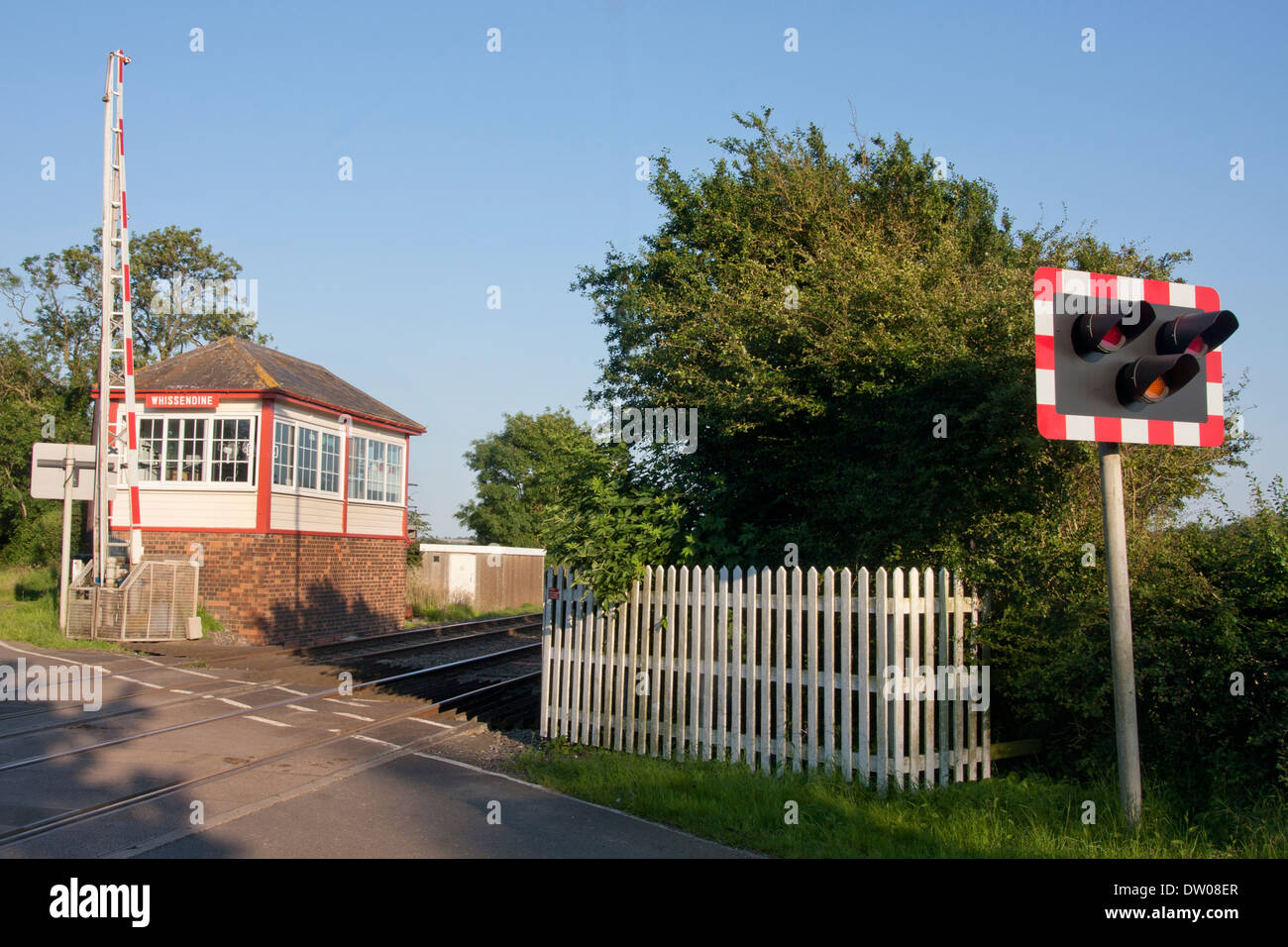 Vecchia scatola di segnale e incrocio ferroviario, stazione Whissendine, Rutland Foto Stock