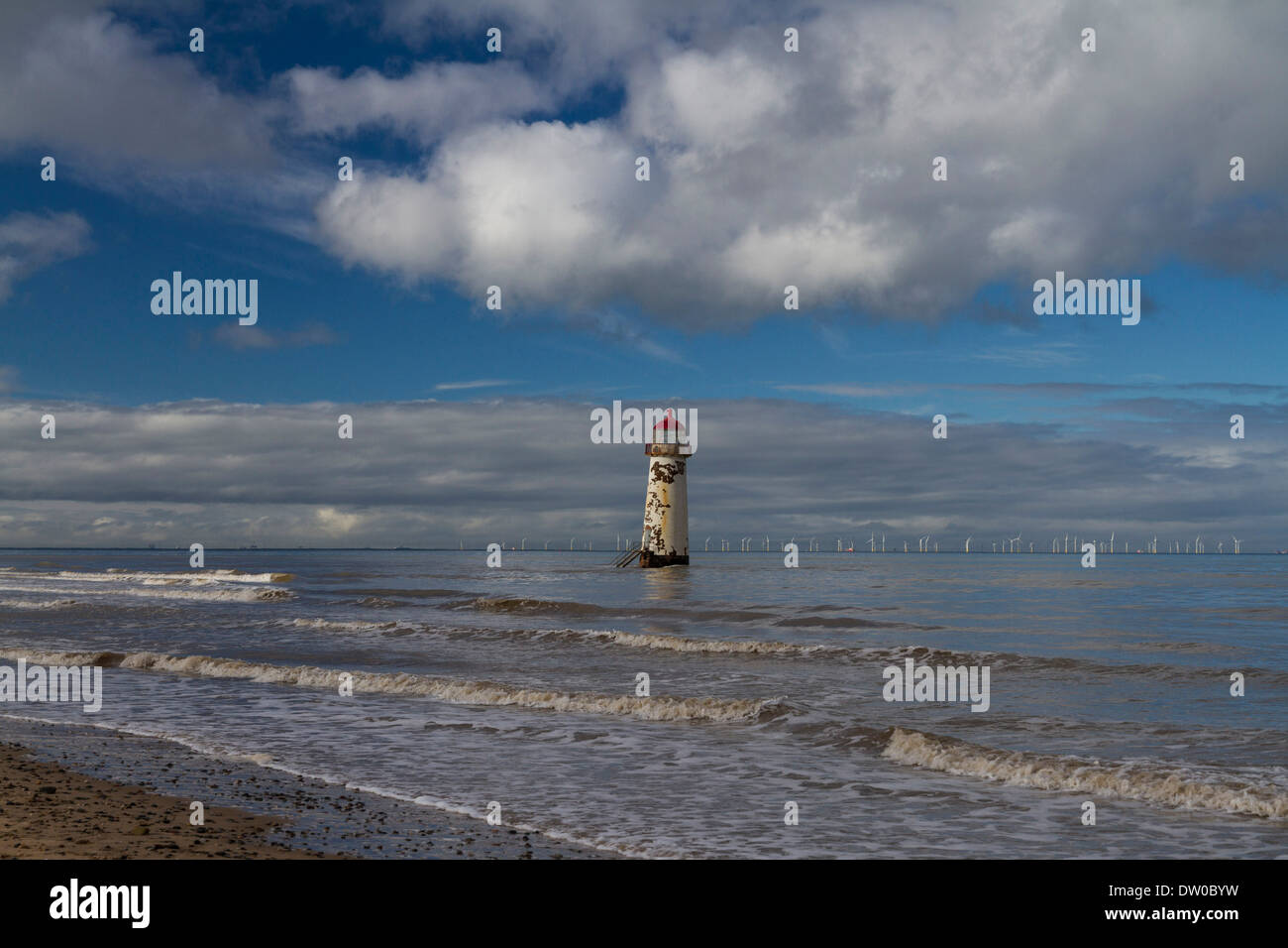 Talacre Lighthouse al punto di Ayr in Flintshire, il Galles del nord, con un centrali eoliche offshore in distanza Foto Stock