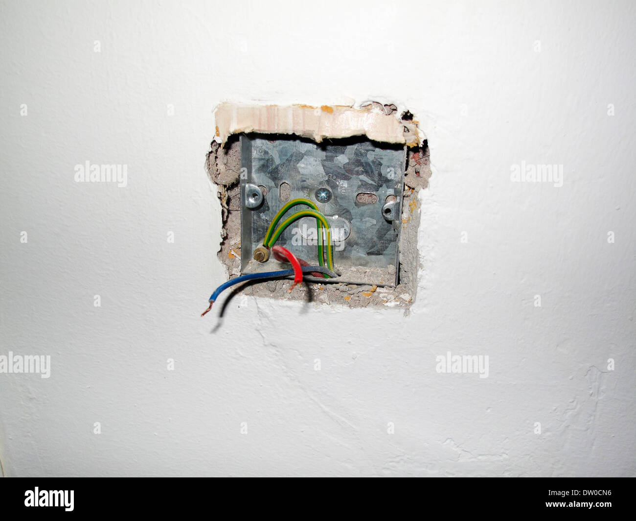 Interruttore luce di scatola di cablaggio nel muro intonacato con fili Foto  stock - Alamy
