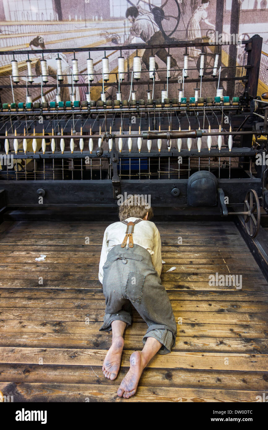 Bambino operaio funzionante a Mule Jenny, semi-automatico macchina di filatura, MIAT, archeologia industriale museo, Gand, Belgio Foto Stock