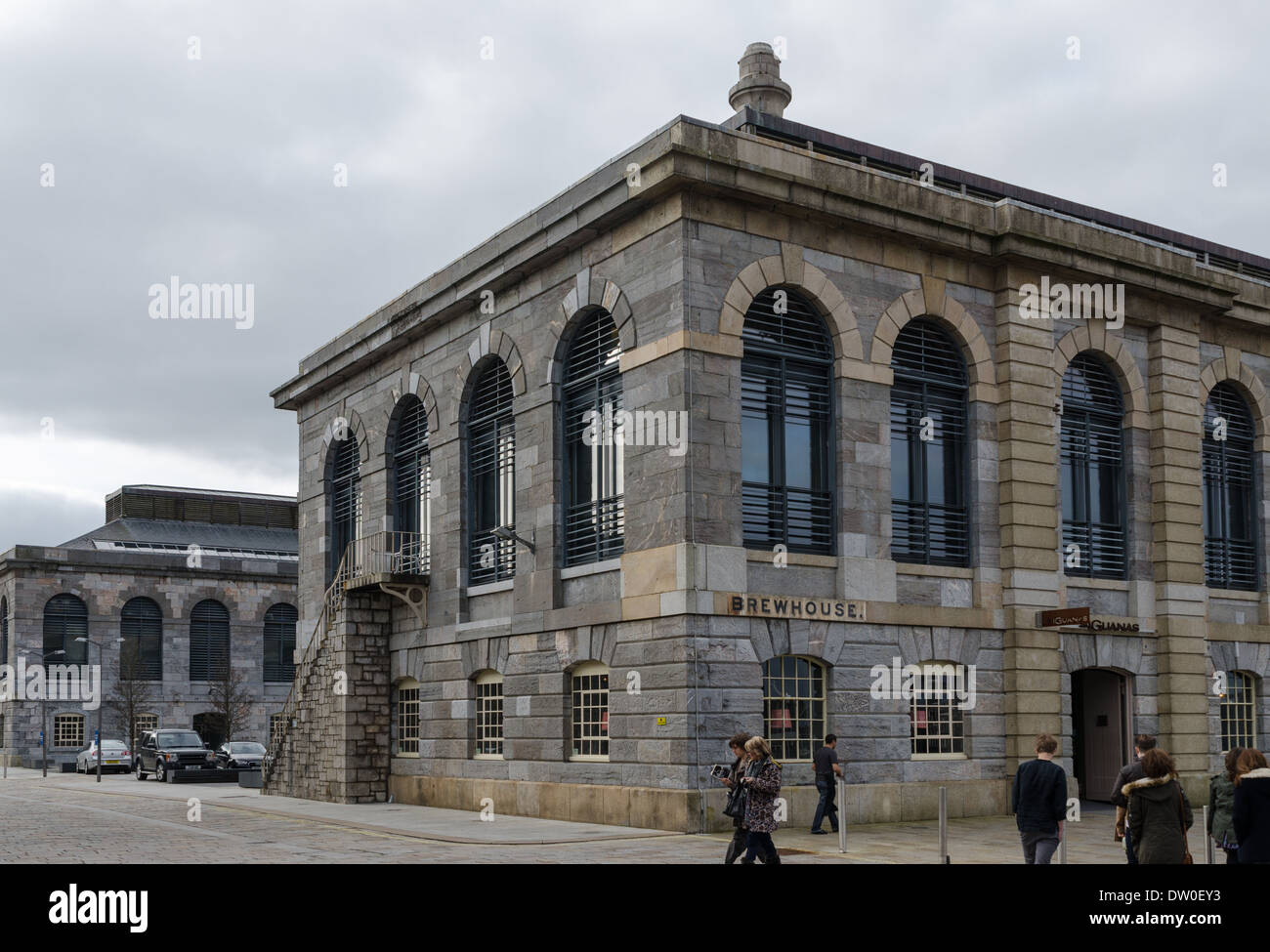 Tini di filtrazione restaurato edificio di pietra a Royal William Yard in Plymouth, Devon Foto Stock