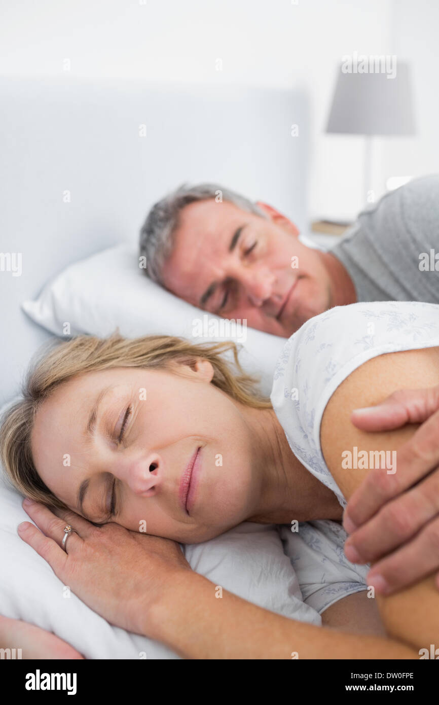 Tranquillo giovane dormendo e spooning nel letto Foto Stock