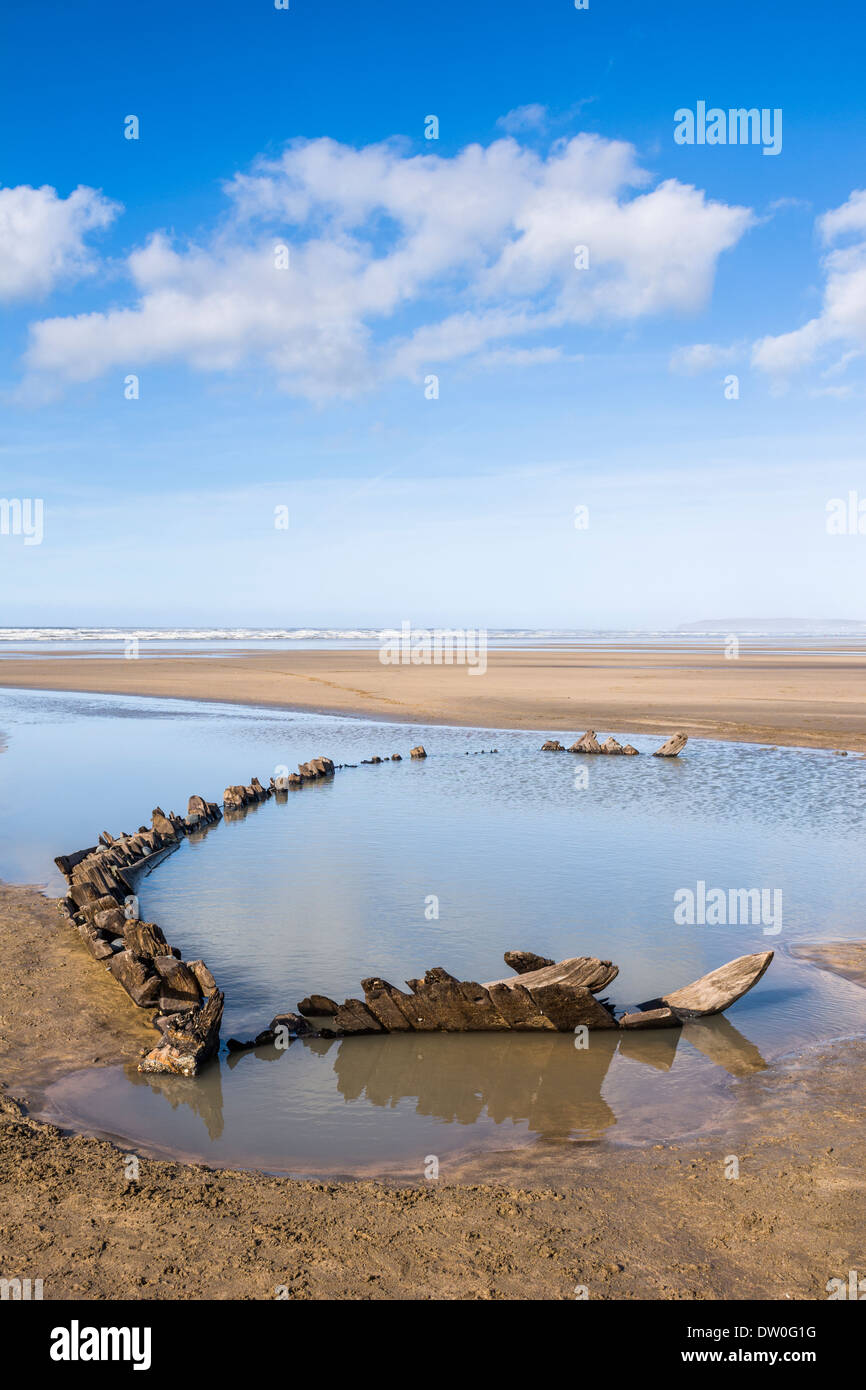 Un antico naufragio esposto sulla spiaggia di Condino Poco dopo le tempeste invernali del 2014. North Devon, in Inghilterra. Foto Stock