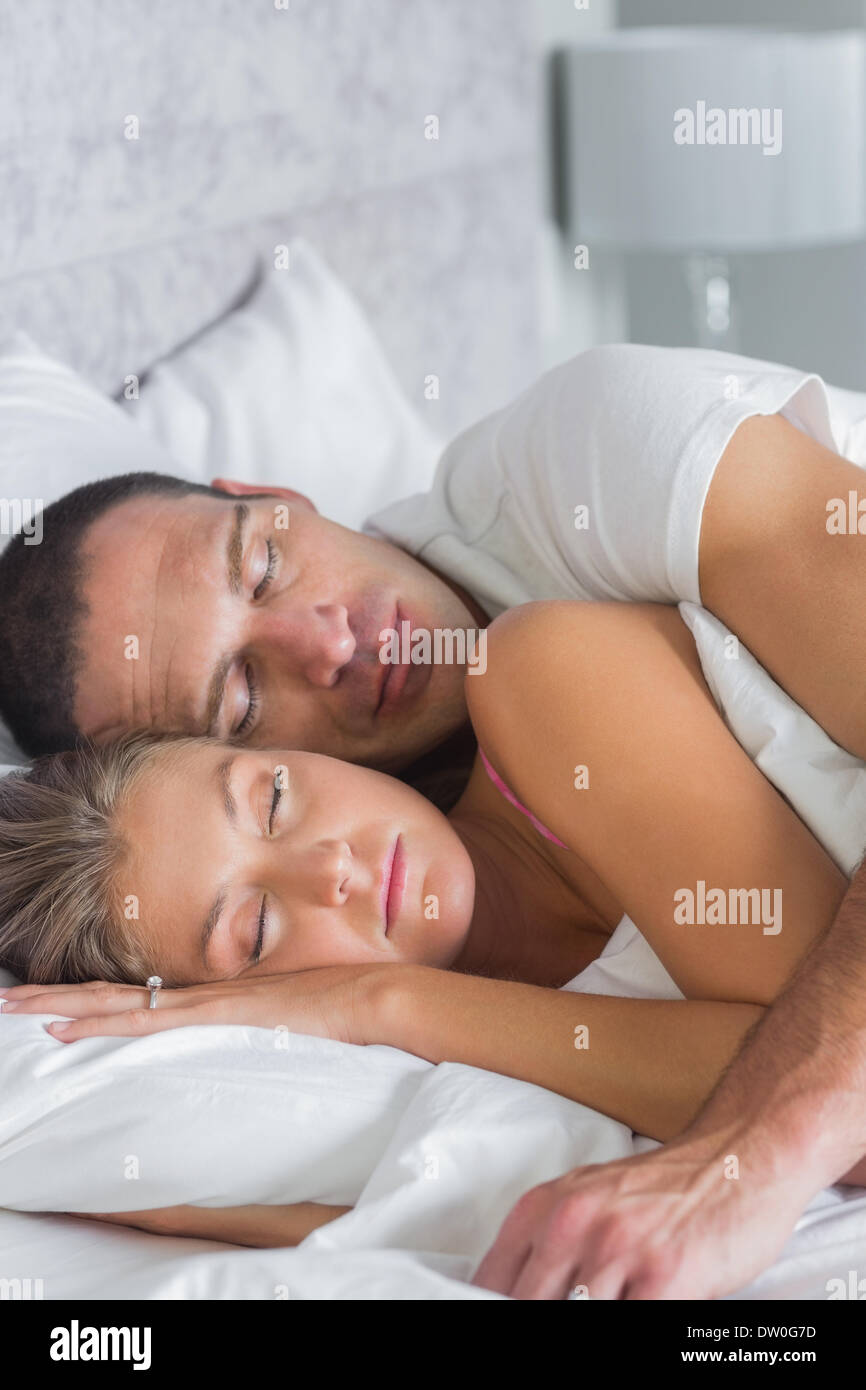 Carino coppia dormendo e spooning nel letto Foto Stock