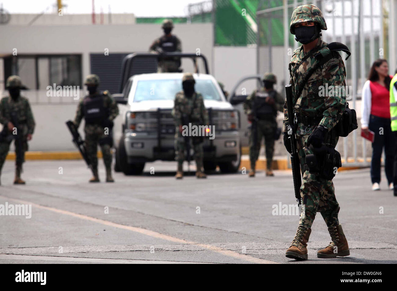 Città del Messico. Il 22 febbraio, 2014. Un messicano Navy soldato custodisce una strada di Mazatlan, Sinaloa, Messico, il 22 febbraio, 2014. La testa del Messico di Sinaloa cartello Joaquin Guzman Loera, alias come ''El Chapo Guzman'' che è considerata dagli Stati Uniti come uno dei più potenti signori della droga nel mondo, è stata catturata dal messicano e le autorità statunitensi in territorio messicano, secondo la stampa locale. © Jair Cabrera Torres/NurPhoto/ZUMAPRESS.com/Alamy Live News Foto Stock