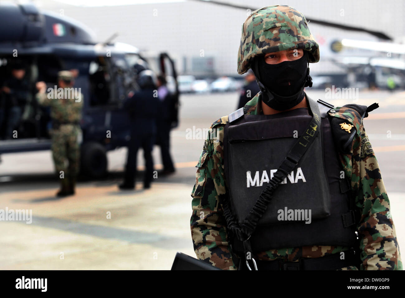 Città del Messico. Il 22 febbraio, 2014. Un messicano Navy soldato custodisce una strada di Mazatlan, Sinaloa, Messico, il 22 febbraio, 2014. La testa del Messico di Sinaloa cartello Joaquin Guzman Loera, alias come ''El Chapo Guzman'' che è considerata dagli Stati Uniti come uno dei più potenti signori della droga nel mondo, è stata catturata dal messicano e le autorità statunitensi in territorio messicano, secondo la stampa locale. © Jair Cabrera Torres/NurPhoto/ZUMAPRESS.com/Alamy Live News Foto Stock