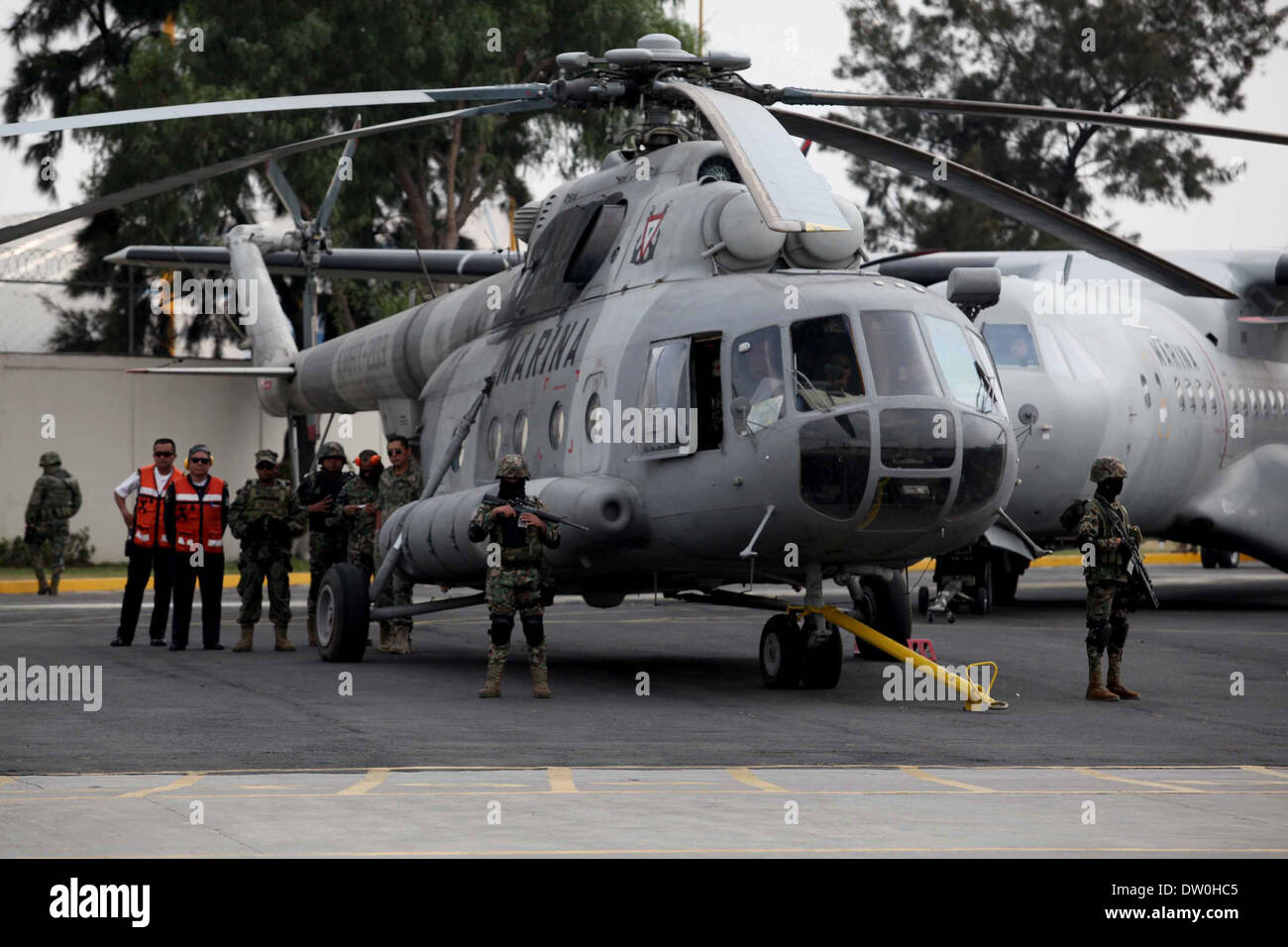 Città del Messico. Il 22 febbraio, 2014. Un messicano Navy soldato custodisce una strada di Mazatlan, Sinaloa, Messico, il 22 febbraio, 2014. La testa del Messico di Sinaloa cartello Joaquin Guzman Loera, alias come ''El Chapo Guzman'' che è considerata dagli Stati Uniti come uno dei più potenti signori della droga nel mondo, è stata catturata dal messicano e le autorità statunitensi in territorio messicano, secondo la stampa locale. © Jair Cabrera Torres/NurPhoto/ZUMAPRESS.com/Alamy Live News Foto Stock