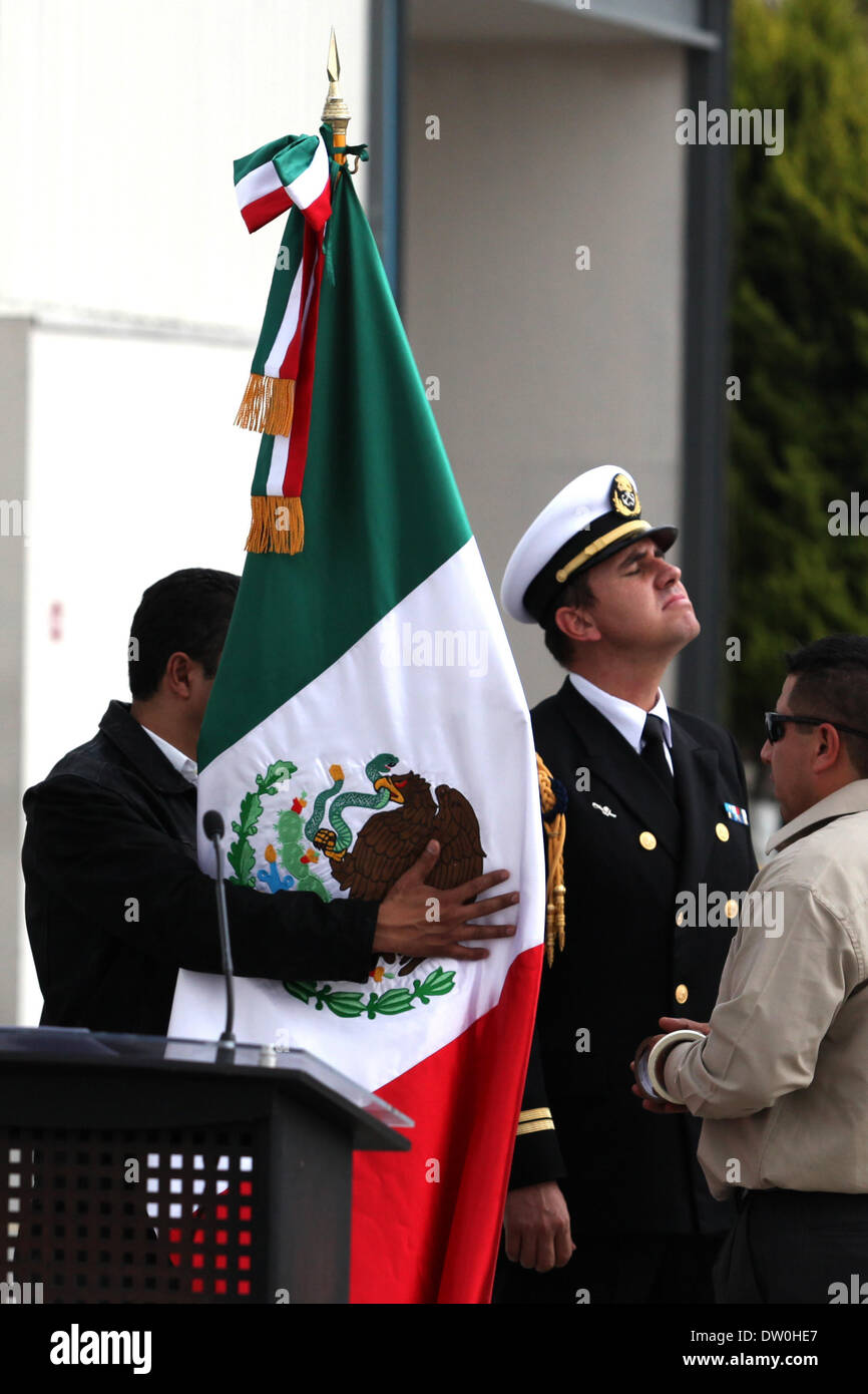 Città del Messico. Il 22 febbraio, 2014. Un messicano Navy soldato custodisce una strada di Mazatlan, Sinaloa, Messico, il 22 febbraio, 2014. La testa del Messico di Sinaloa cartello Joaquin Guzman Loera, alias come ''El Chapo Guzman'' che è considerata dagli Stati Uniti come uno dei più potenti signori della droga nel mondo, è stata catturata dal messicano e le autorità statunitensi in territorio messicano, secondo la stampa locale. © Jair Cabrera Torres/NurPhoto/ZUMAPRESS.com/Alamy Live News Foto Stock