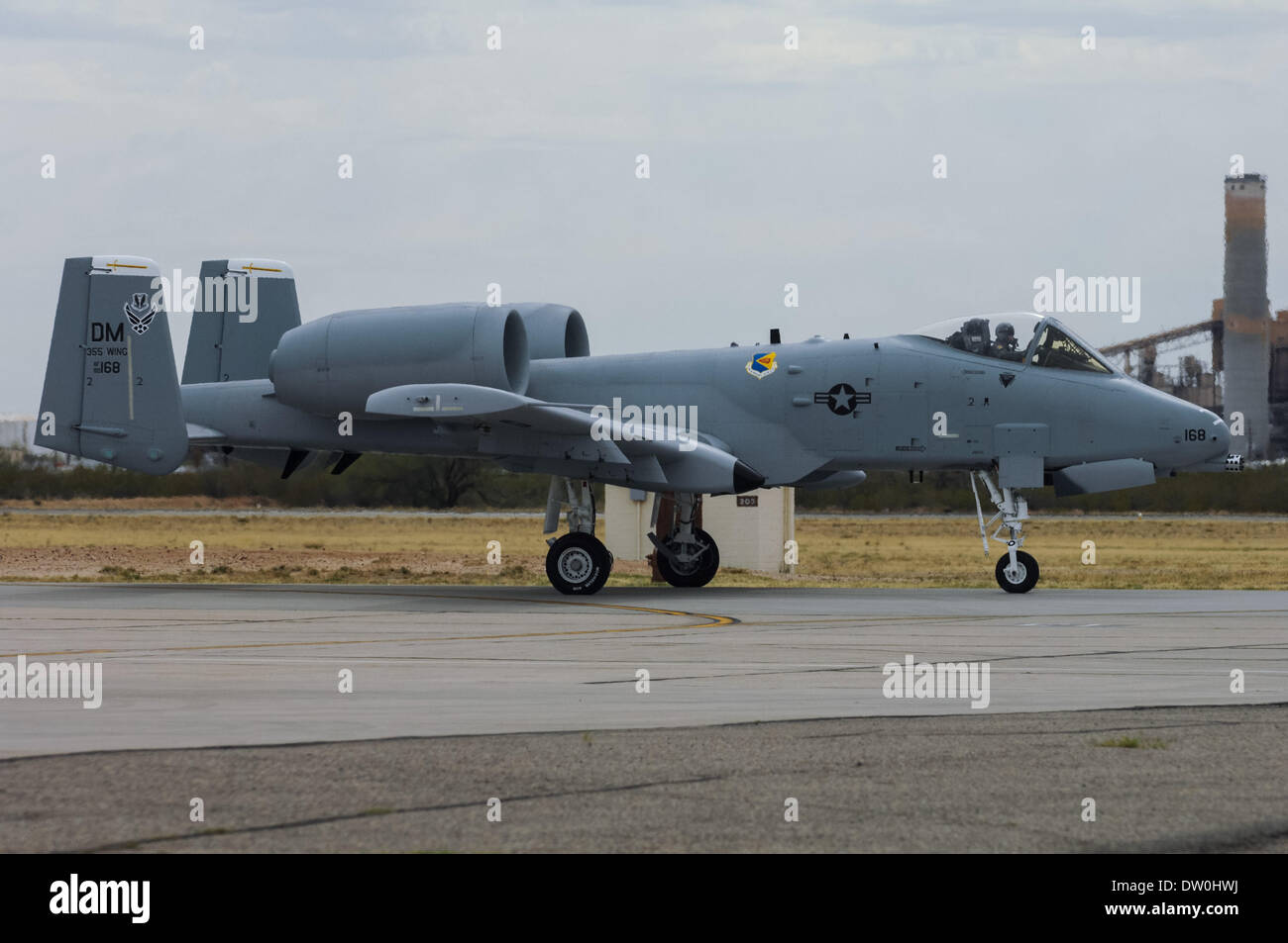 Marzo 17, 2007 - Tucson, Arizona, Stati Uniti d'America - Un-10 taxi aereo sulla pista di Davis-Monthan AFB a Tucson, in Arizona in questo 2007 foto d'archivio. Davis-Monthan è casa per l'ala 355a, che supporta la A-10. Il Pentagono ha annunciato ieri i piani di ritiro A-10 come un costo a misura di taglio per preparare per eventuale consegna del F-35 multipurpose fighter. L'A-10 è servito dal ritardo nella guerra del Vietnam e contemporanei di guerra in Afghanistan e in Iraq. Il velivolo è generalmente lodato per i piloti e gli equipaggi di servizio per la sua capacità di sopravvivenza e di prestazioni. (Credito Imag Foto Stock