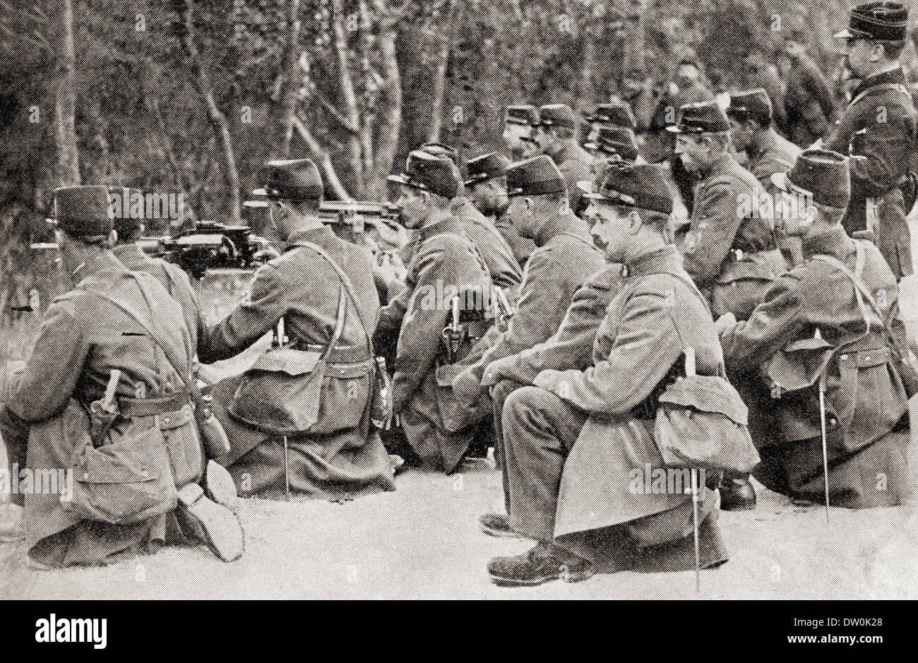 Soldati francesi la rastrellatura il legno con la mitragliatrice fuoco per cancellare il modo per un anticipo di fanteria durante la prima guerra mondiale. Foto Stock
