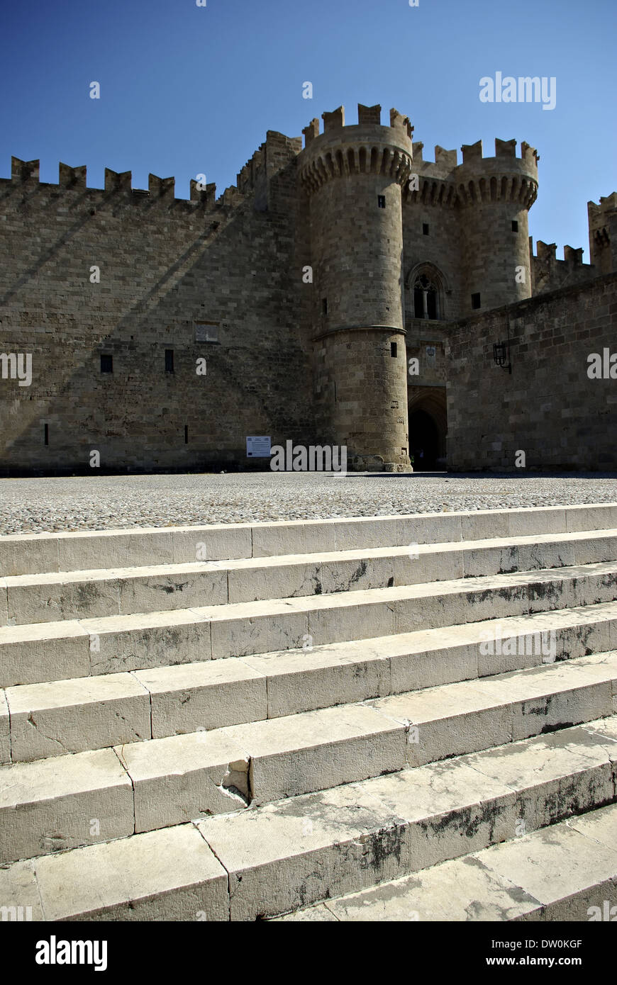 Il castello medievale di ingresso con due torri e scale di fronte ad estate giornata di sole contro il cielo blu e chiaro. Foto Stock