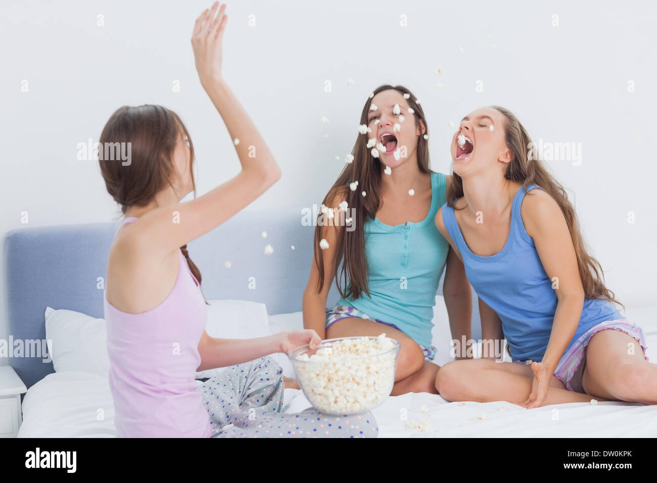 Amici messing intorno a slumber party Foto Stock