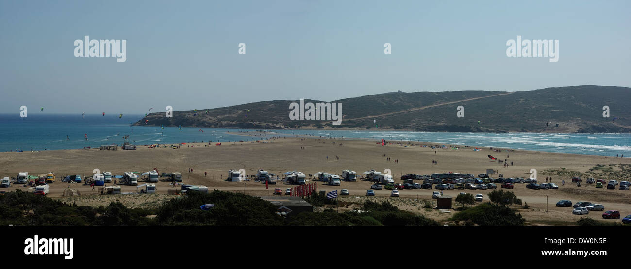 Laguna con grande spiaggia di sabbia e il cielo azzurro, sacco di kite-boards a sunny giorno d'estate. Foto Stock