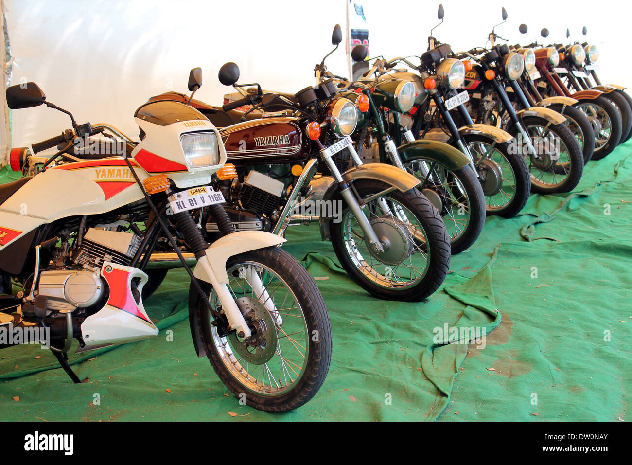 Vecchia moto visualizzati in una esposizione automatica Foto Stock