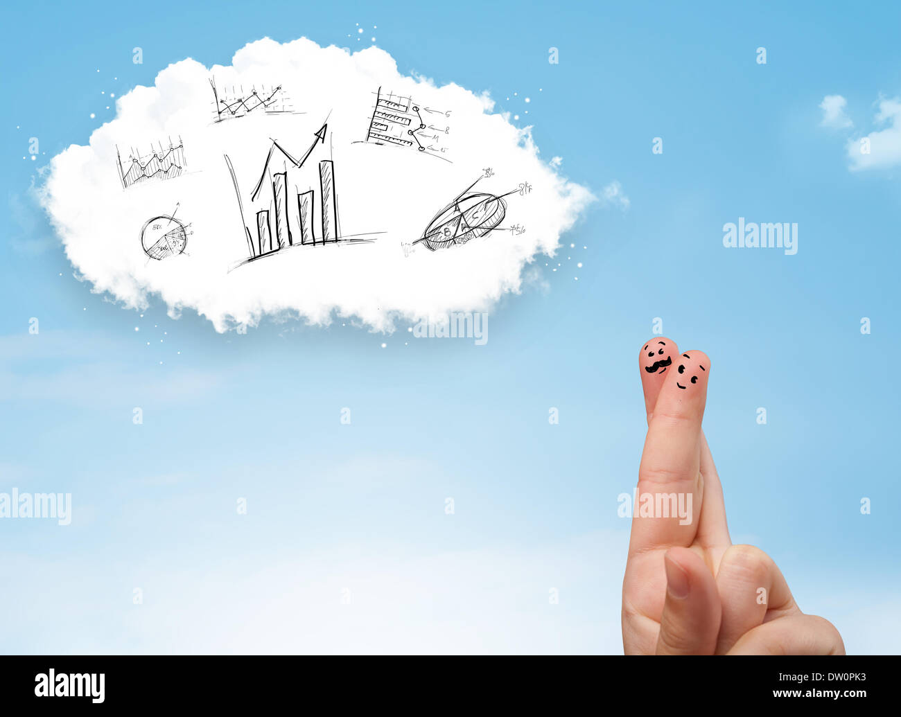 Faccina felice dita guardando al cloud computing con la mano i grafici disegnati Foto Stock