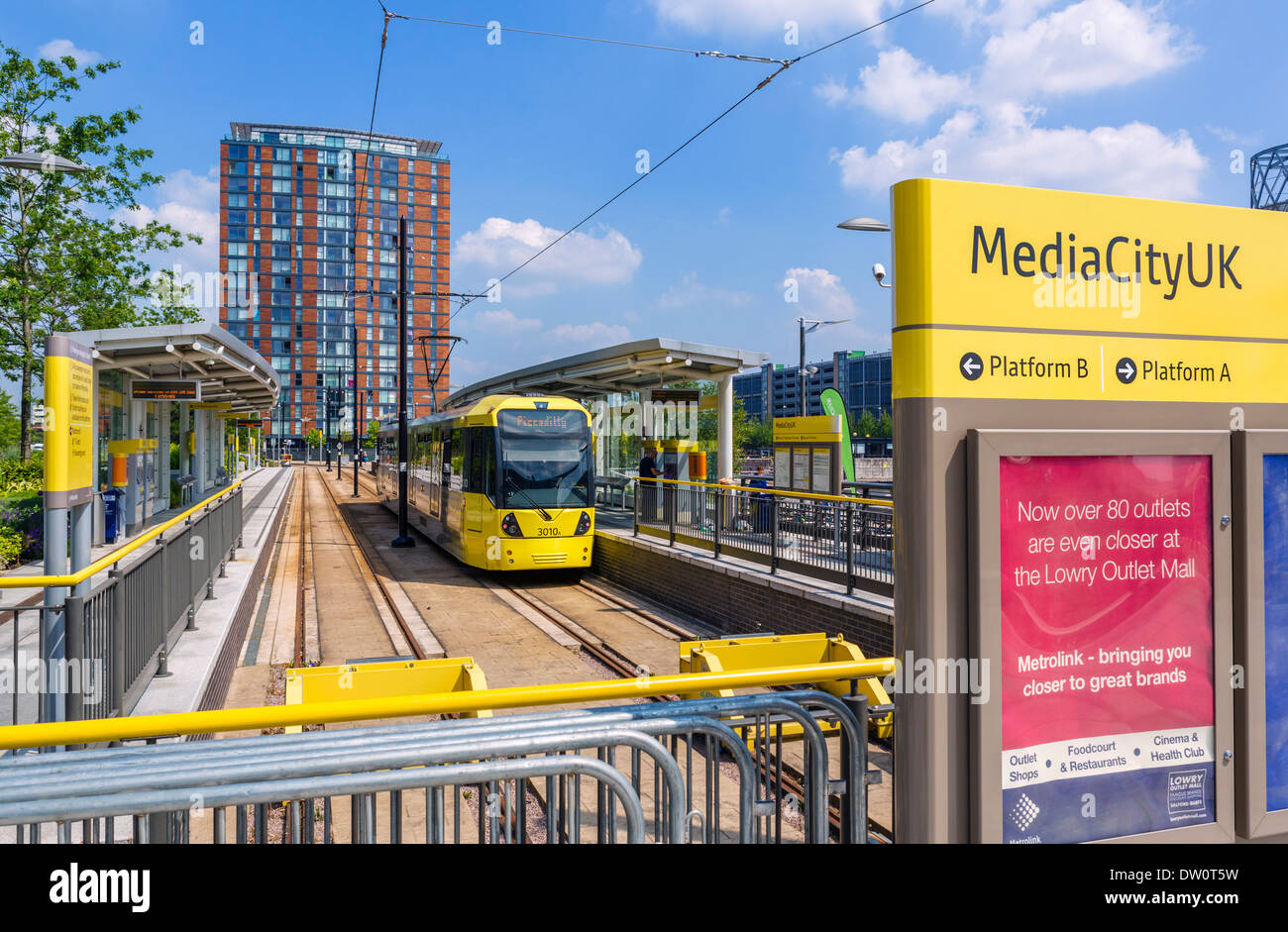 Metrolink light rail treno alla stazione MediacityUK, Salford Quays, Manchester, Inghilterra, Regno Unito Foto Stock