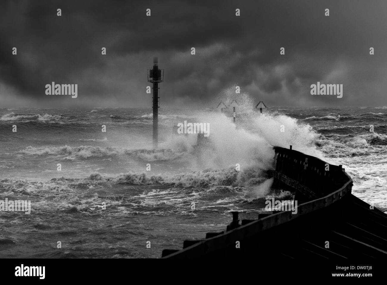 Il frangiflutti a Arun estuario a Littlehampton, West Sussex prende un crollo durante le tempeste di inizio 2014 Foto Stock