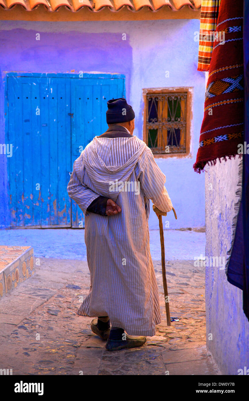 Uomo in abito tradizionale, Chefchaouen, Marocco, Africa del Nord Foto Stock