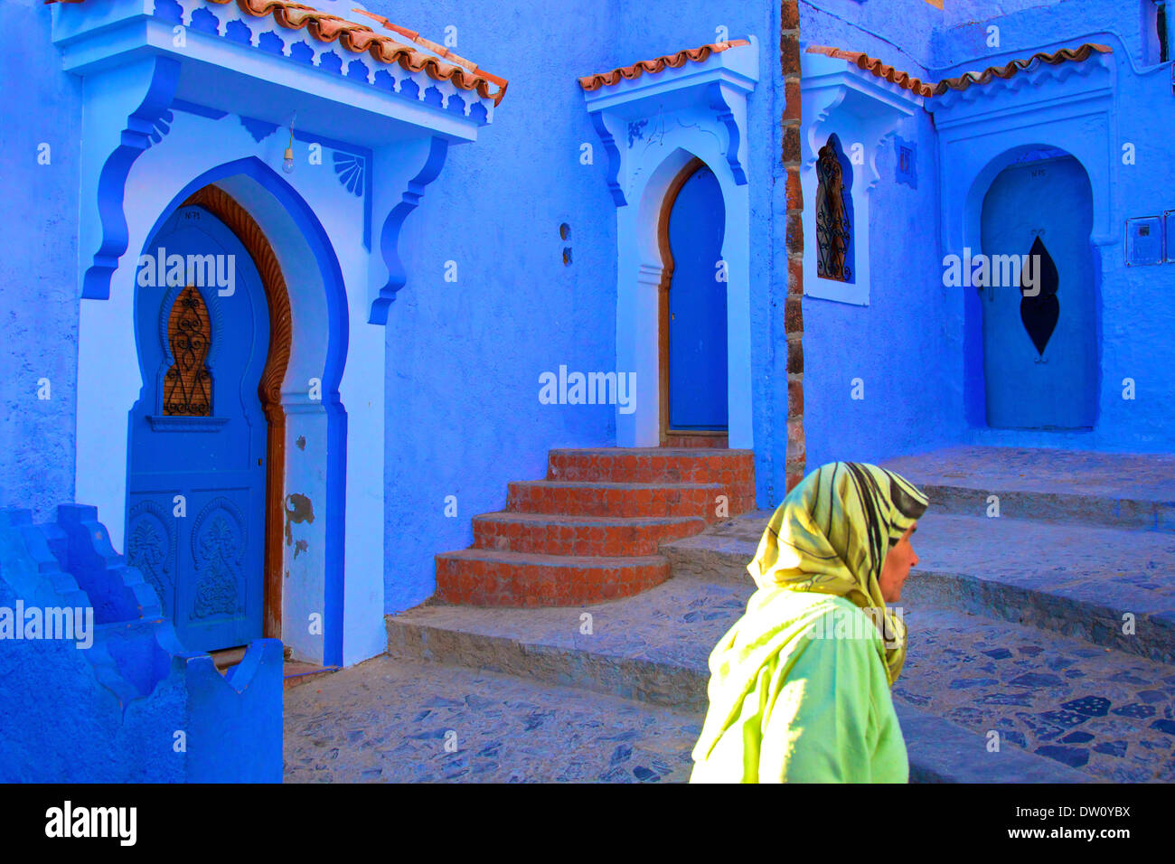 Donna in abiti tradizionali, Chefchaouen, Marocco, Africa del Nord Foto Stock