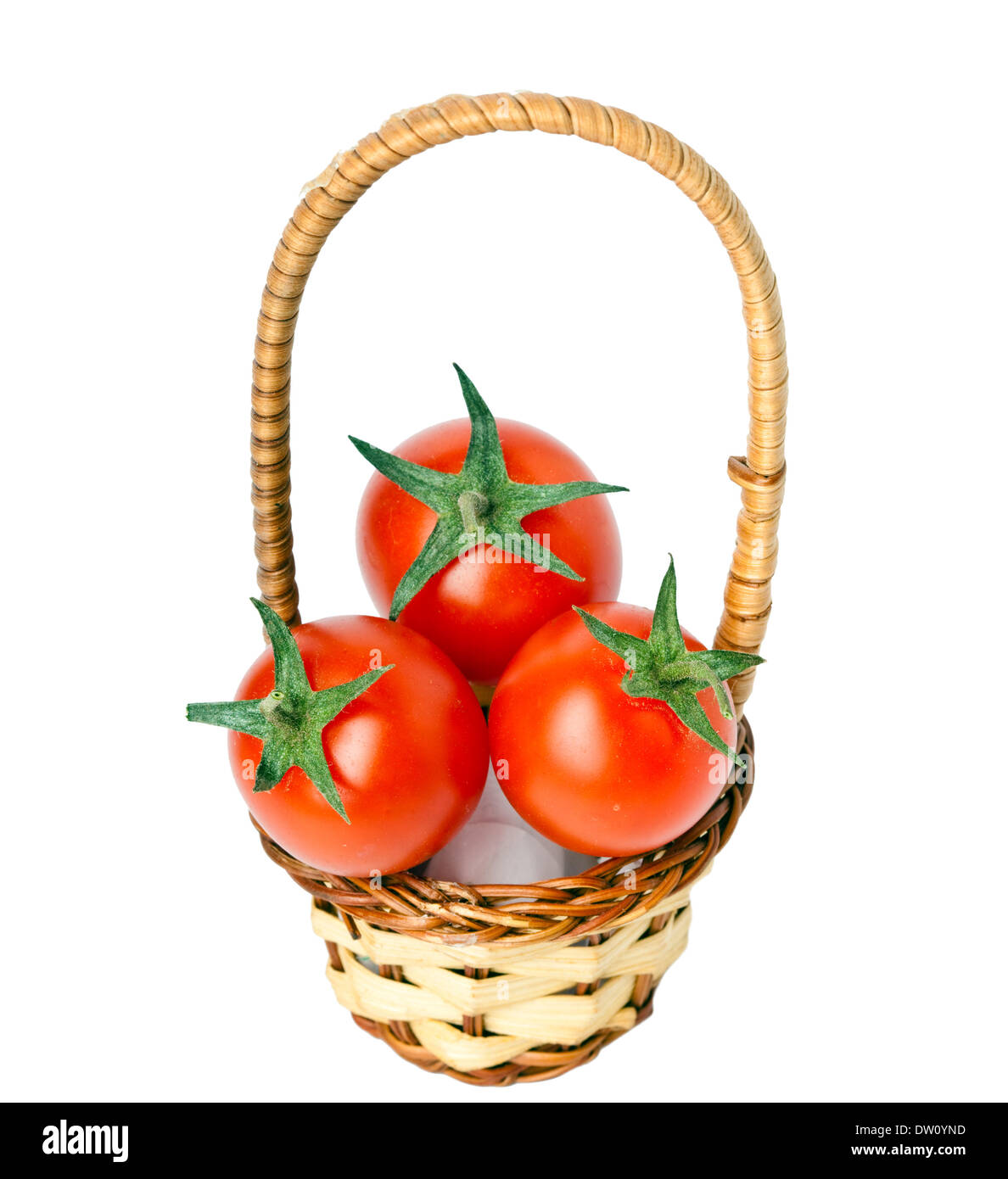 Piccola cesta e tre pomodori ciliegie Foto Stock