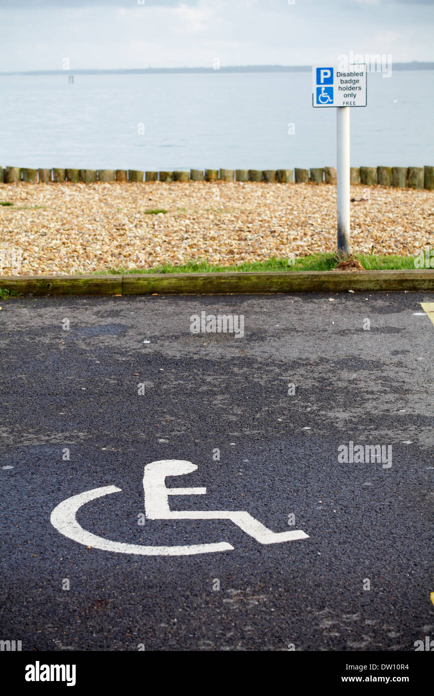 I possessori di badge per disabili hanno solo parcheggio gratuito e cartello per Calshot, Hampshire, Regno Unito, a novembre Foto Stock