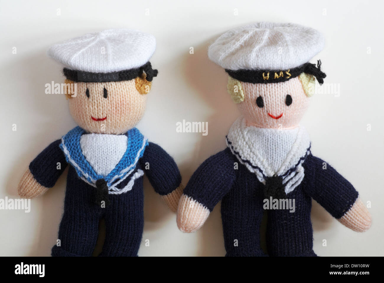Bambole di maglia - marinai in uniforme impostato su sfondo bianco Foto Stock