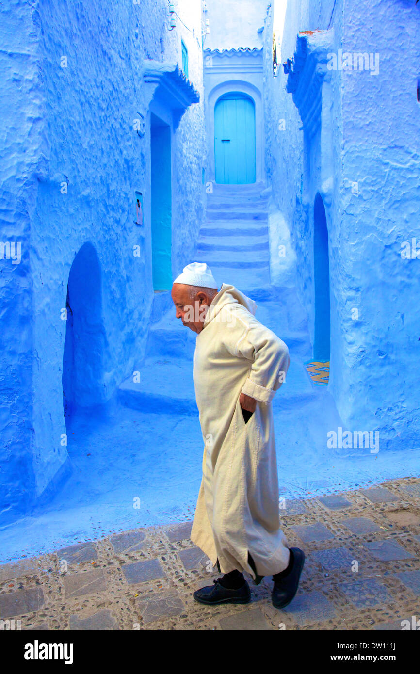 Uomo in abbigliamento tradizionale, Chefchaouen, Marocco, Africa del Nord Foto Stock