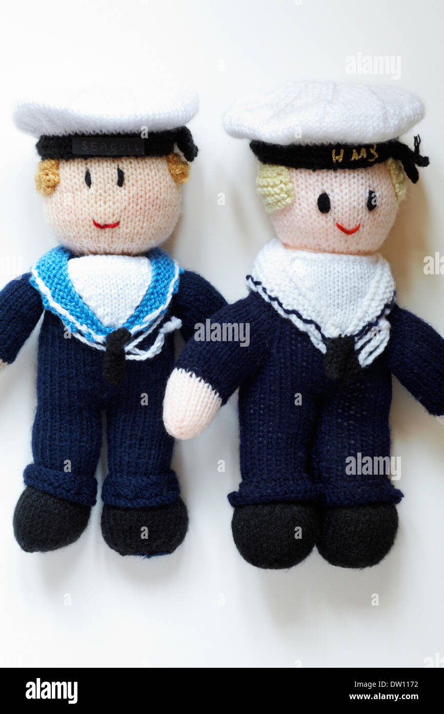 Bambole di maglia - marinai in uniforme impostato su sfondo bianco Foto Stock