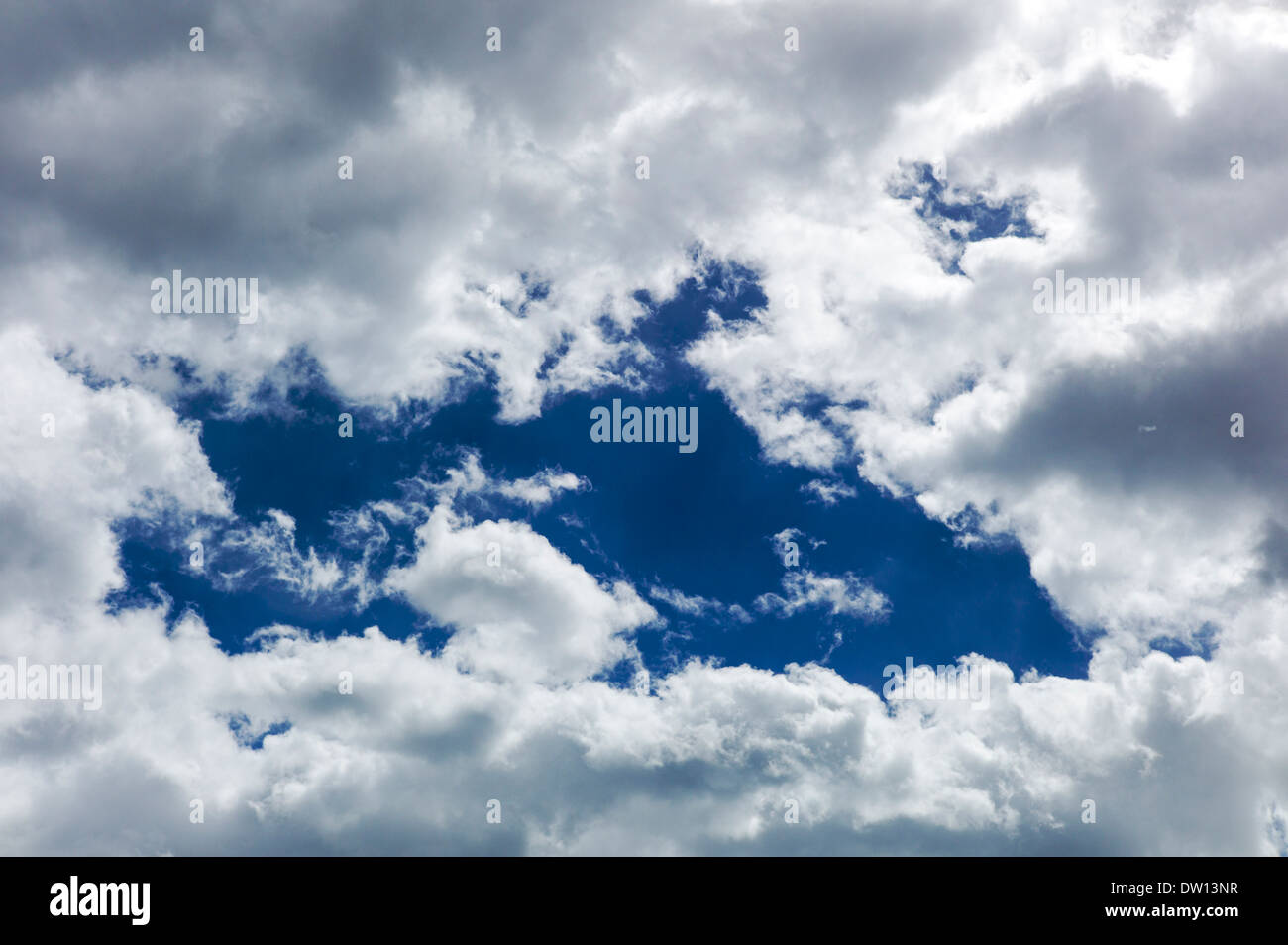 Wispy nuvole bianche galleggiante in un azzurro cielo Colorado Foto Stock