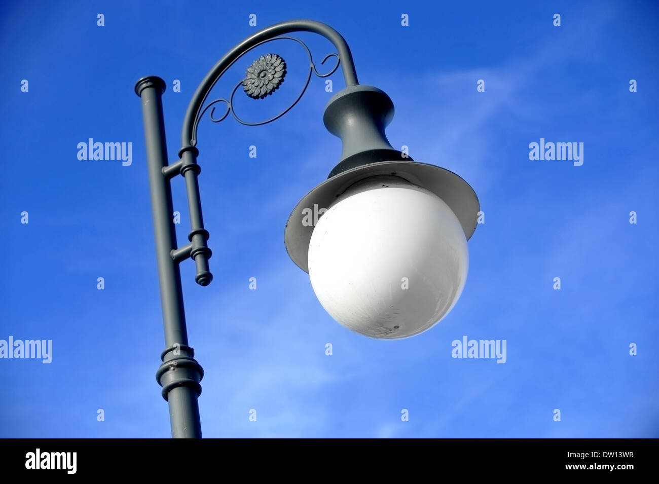 Outdoor illuminazione pubblica pole con cielo blu su sfondo Foto Stock