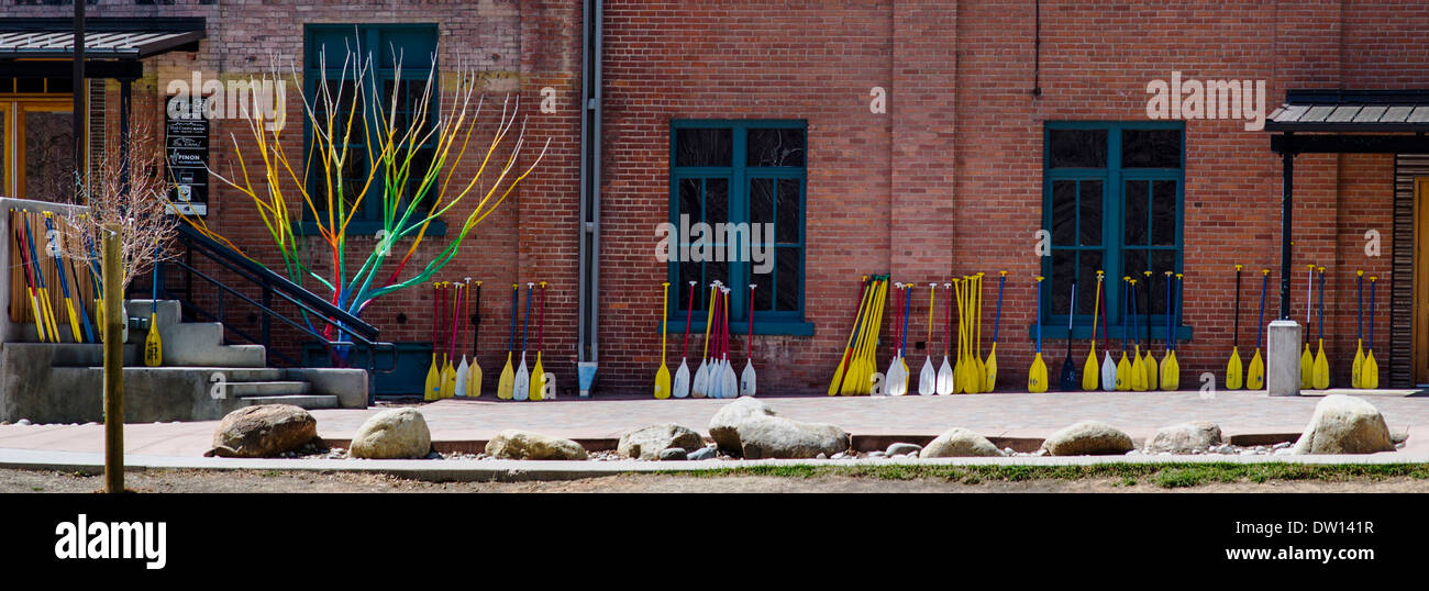Panorama della zattera & canoa Pagaie schierate al di fuori di un rinnovato steamplant, ora la Salida SteamPlant Theatre, Salida, Colorado US Foto Stock