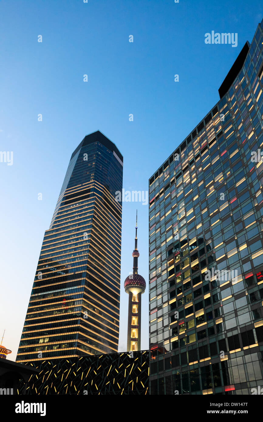 Edificio in vetro al crepuscolo Foto Stock