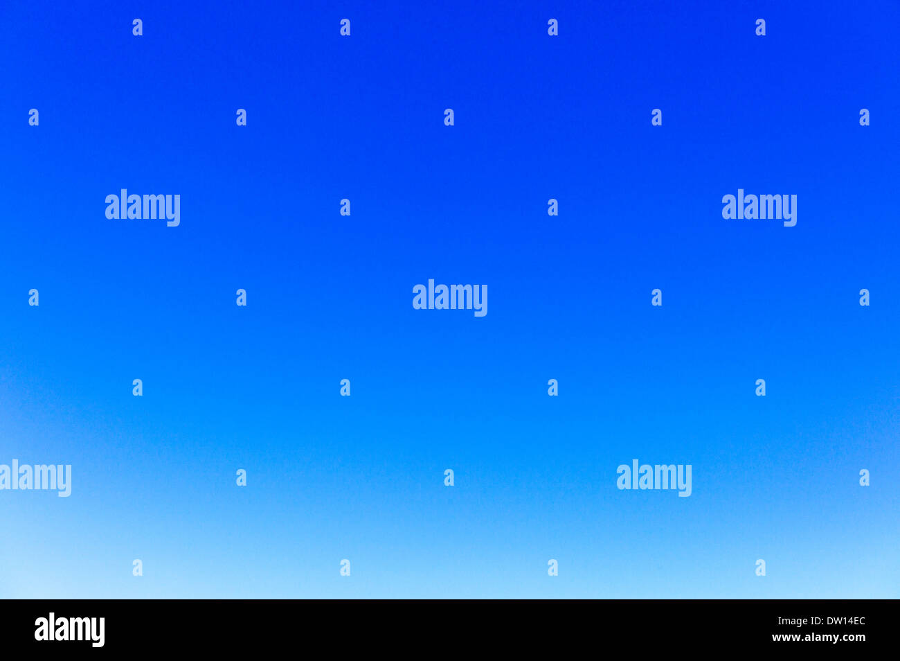 Perfettamente chiaro cielo blu Foto Stock