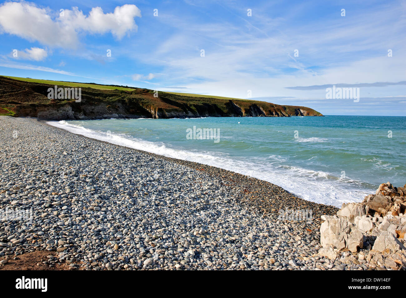 Spiaggia Abermawr dal Pembrokeshire sentiero costiero, guardando verso sud. Foto Stock