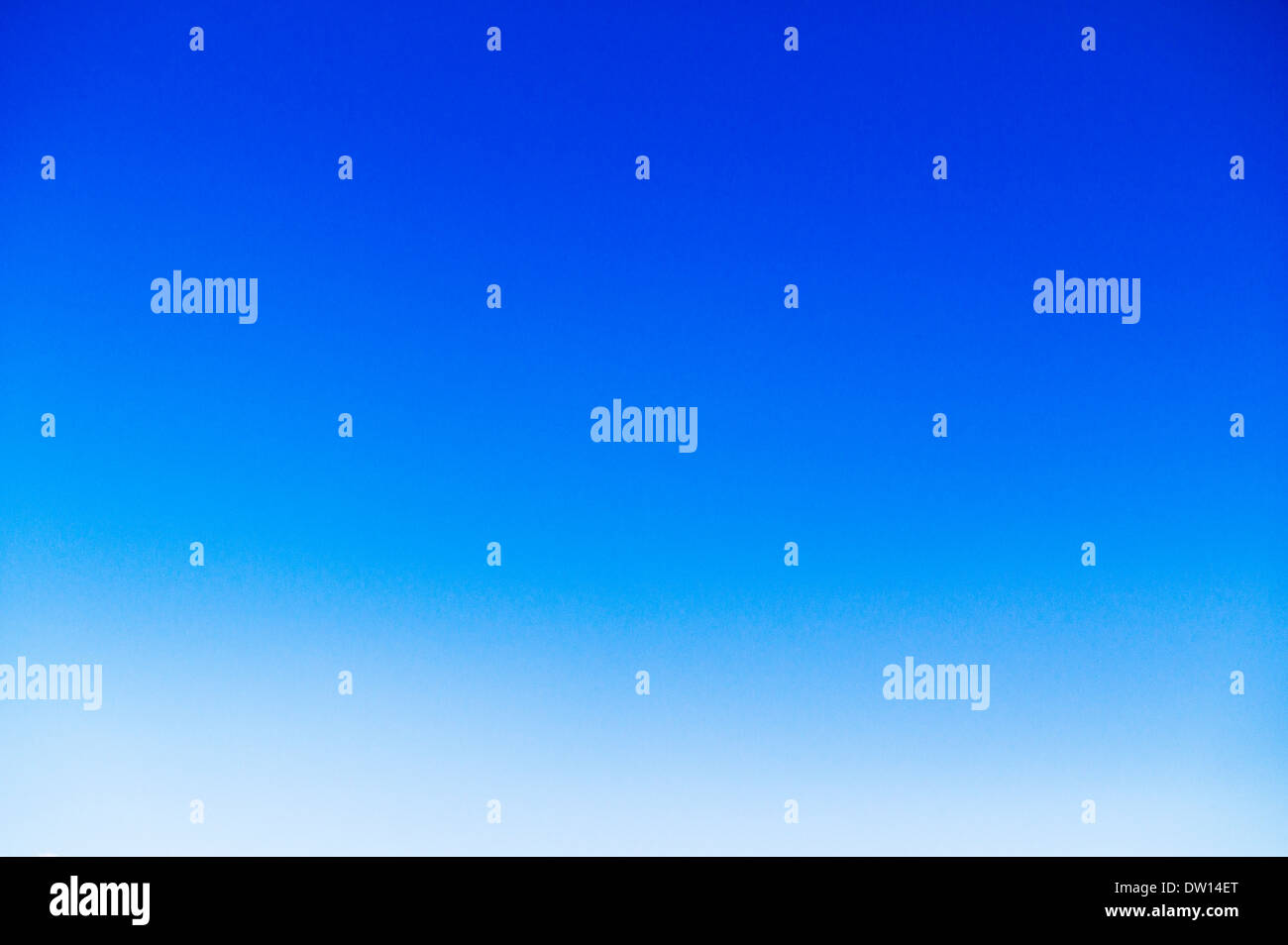 Perfettamente chiaro cielo blu Foto Stock