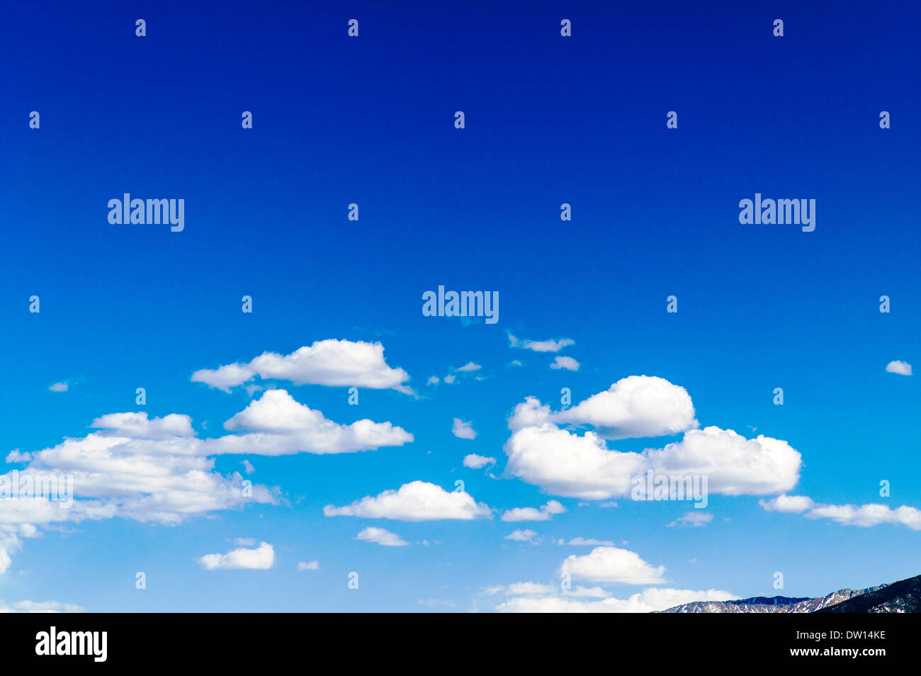 Wispy nuvole bianche galleggiante in un azzurro cielo Colorado Foto Stock