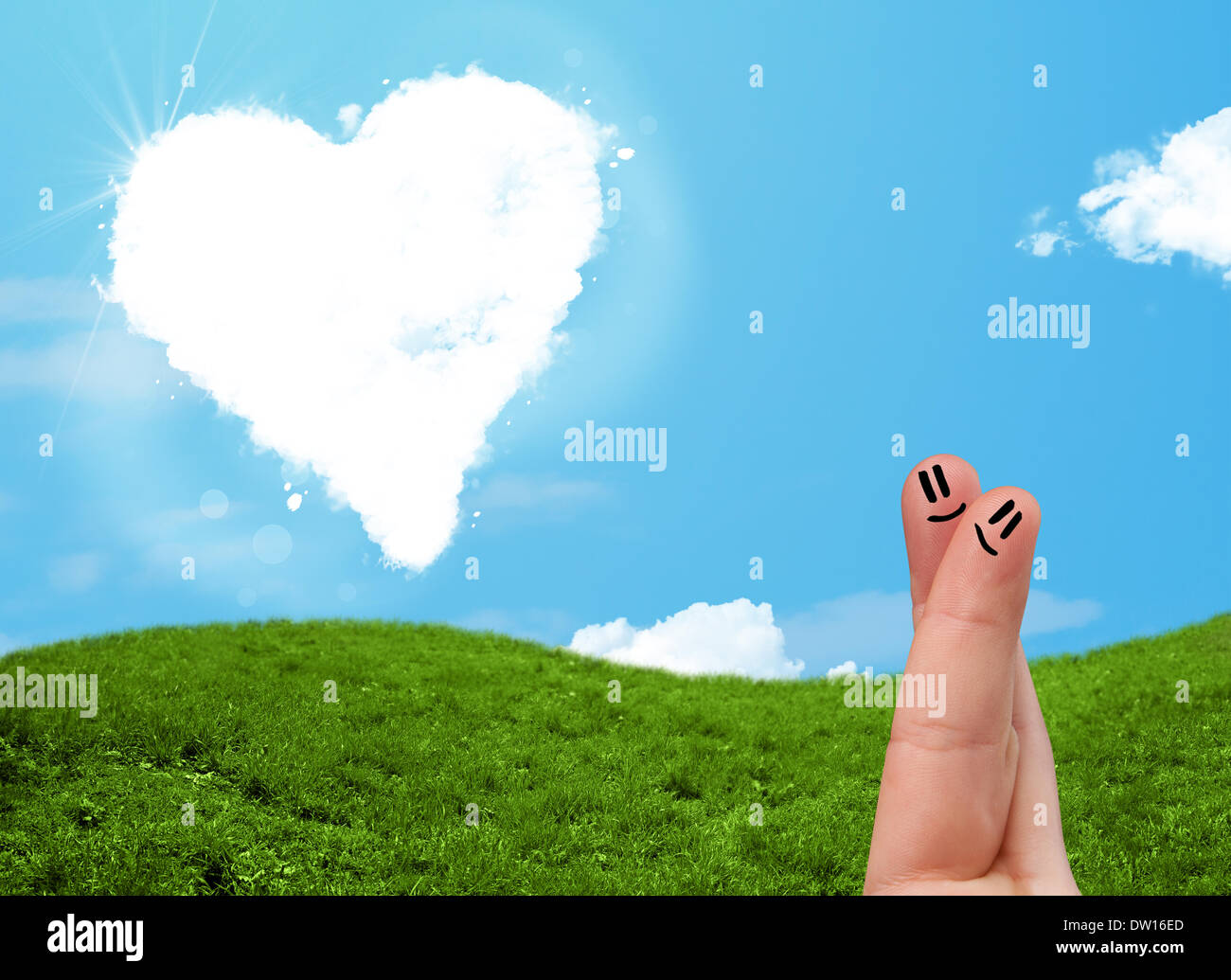 Faccina felice dita guardando a forma di cuore ad cloud Foto Stock