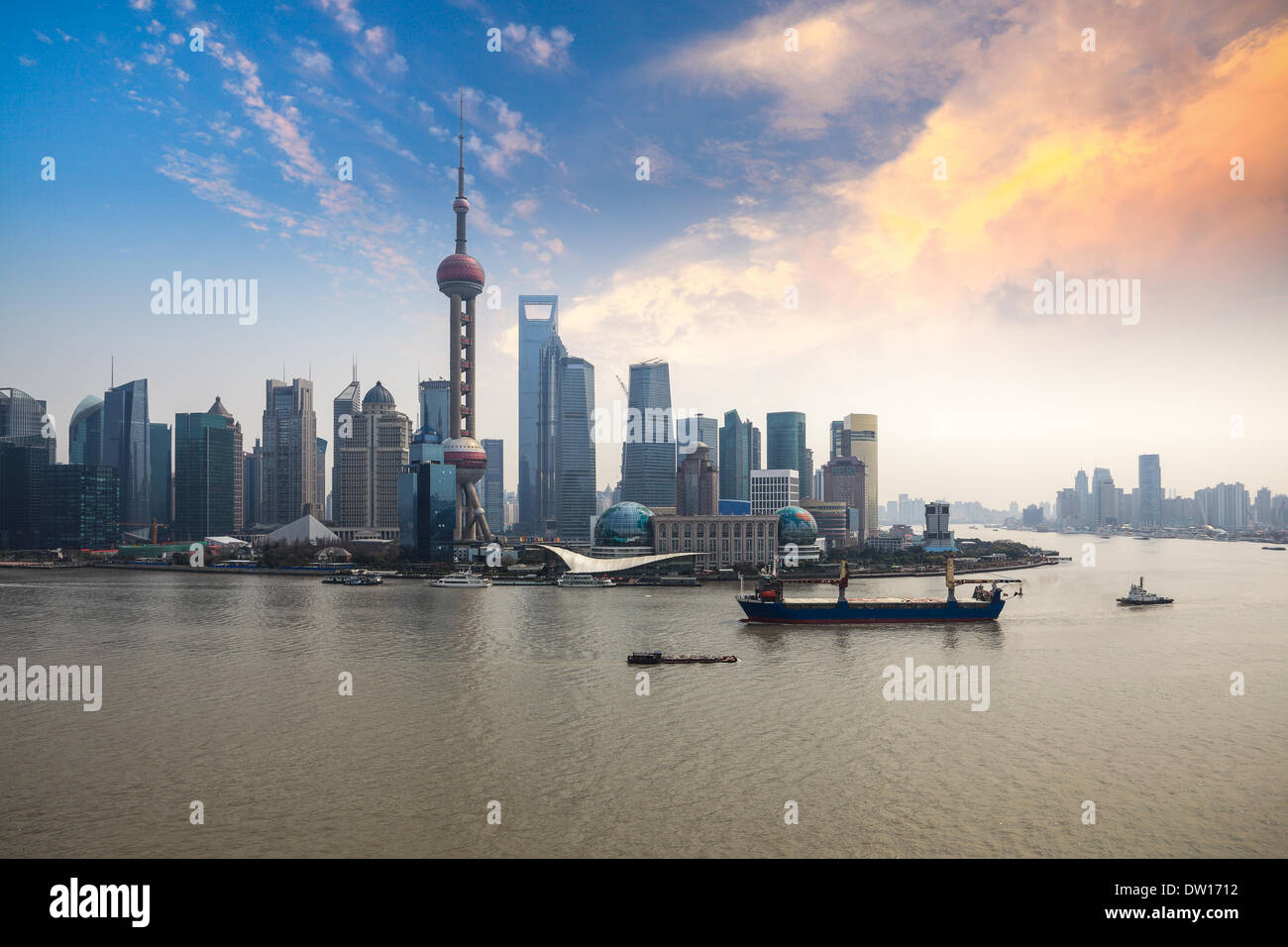 Lo skyline di Shanghai con la luminosità del tramonto Foto Stock