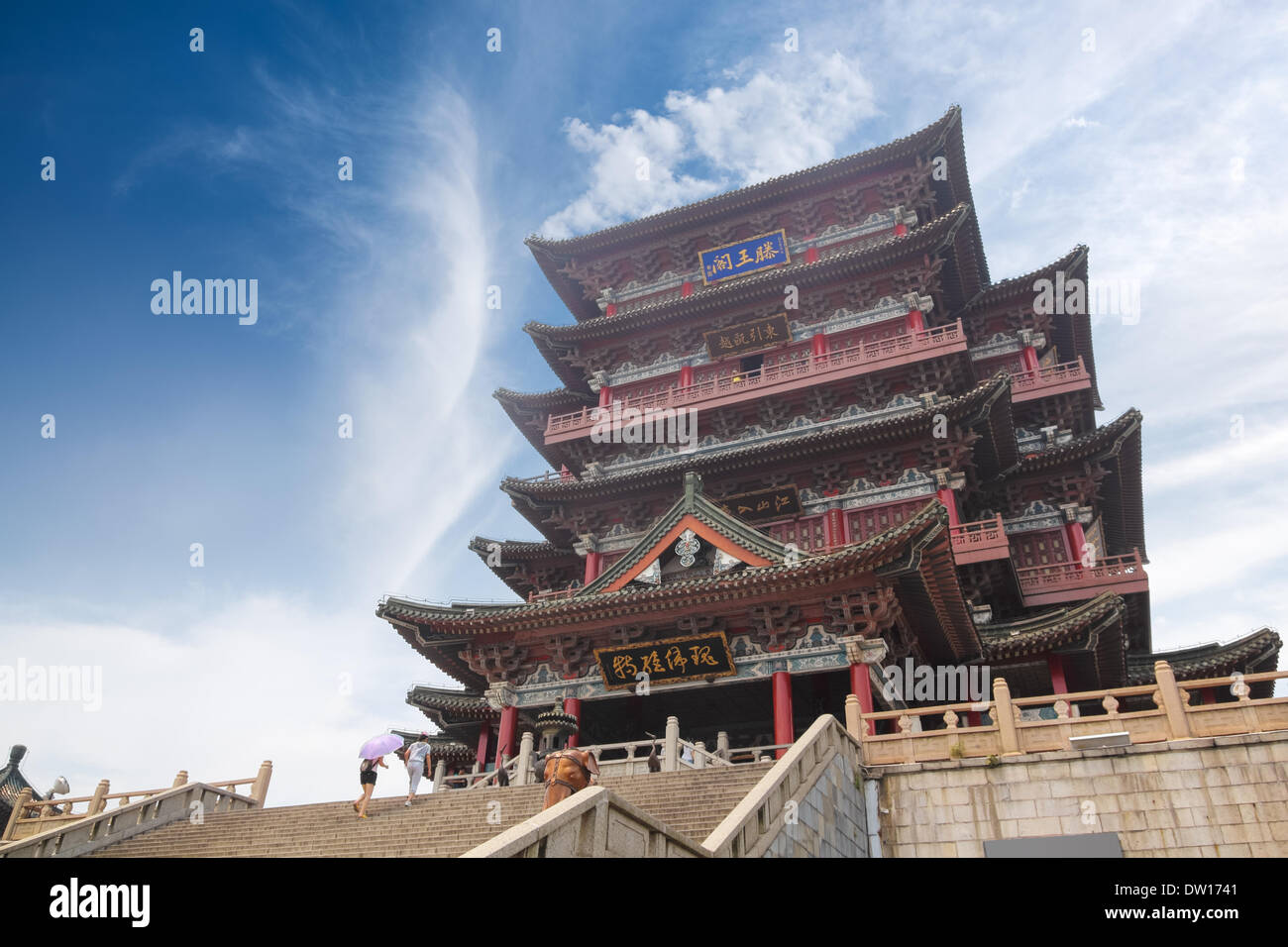 Il padiglione tengwang contro un cielo blu Foto Stock