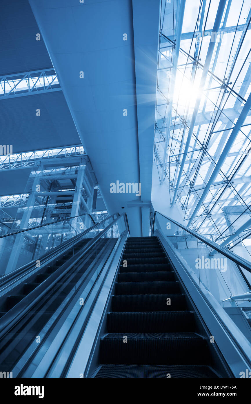 Escalator nel terminal dell'aeroporto Foto Stock