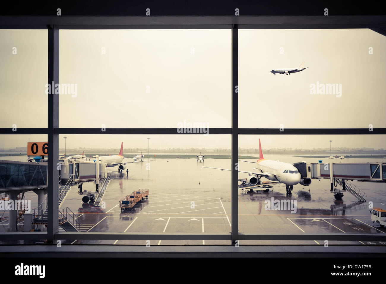 Aeroporto al di fuori della scena della finestra Foto Stock