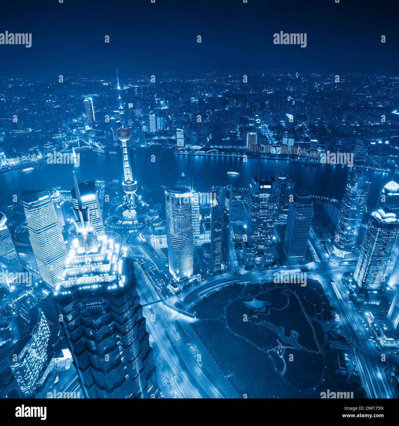 Shanghai di notte con le tonalità blu Foto Stock