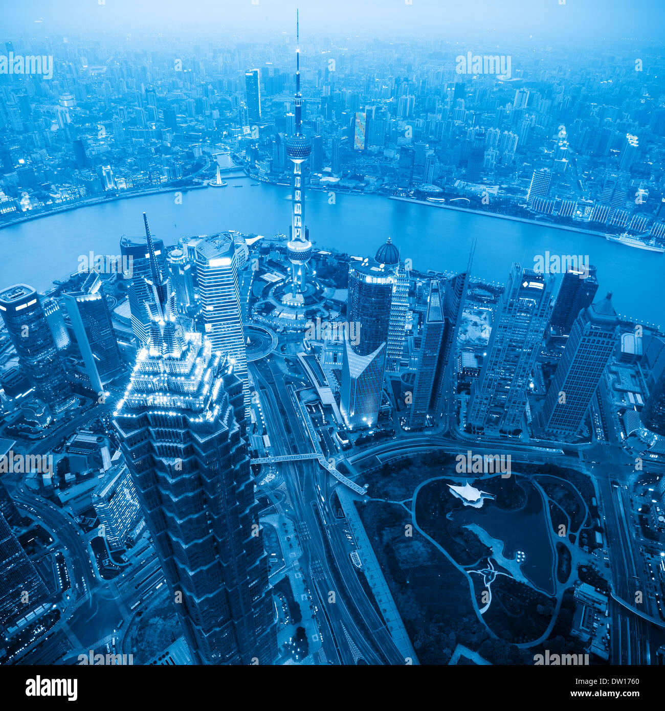 Shanghai al crepuscolo con tonalità blu Foto Stock