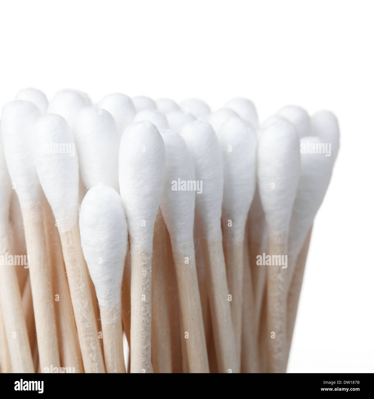 Vista ingrandita di molti dei tamponi di cotone su sfondo bianco Foto Stock