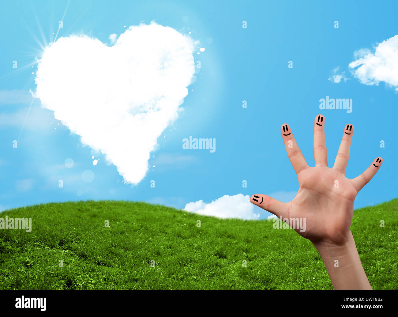 Faccina felice dita guardando a forma di cuore ad cloud Foto Stock